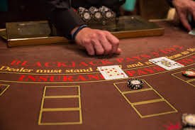 Antarmuka aplikasi mobile gastopup menampilkan live dealer dan sportsbook