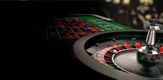 Meja roulette live di gastopup Fortune Rabbit menampilkan roda mekanis dengan statistik putaran historis di panel samping